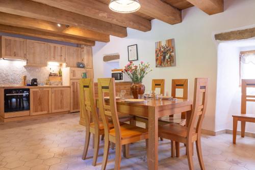 Kuchyň nebo kuchyňský kout v ubytování Gîte Gîte Chemin des Menhirs 4/6 personnes