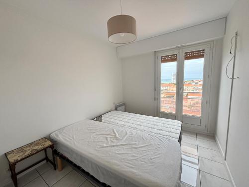 une chambre blanche avec un lit et une fenêtre dans l'établissement Appartement avec vue sur le chenal, garage et wifi - FR-1-197-139, à Les Sables-dʼOlonne