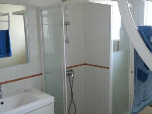 une salle de bain avec douche et lavabo dans l'établissement Maison neuve avec jardin à 300 m du bourg, proche plage, 2 chambres, terrasse, parking, La Tranche-sur-Mer - FR-1-194-78, à La Tranche-sur-Mer