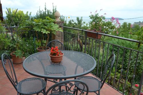 un tavolo e sedie su un balcone con vista di Borgo San Savino a San Savino
