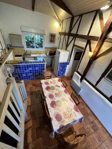 - une cuisine avec une table au milieu d'une pièce dans l'établissement Grand rimbez, à Poyanne