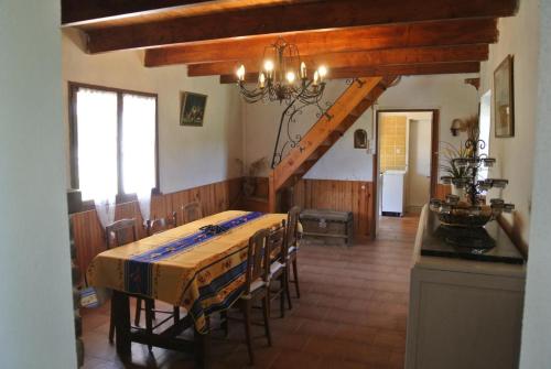 une salle à manger avec une table et quelques chaises dans l'établissement Le mas des valettes, à Pontevès