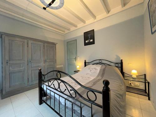 a bedroom with a bed and a ceiling at Beratarbide in Laroin