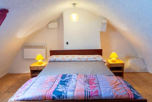 une chambre avec un lit avec deux lampes sur deux tables dans l'établissement Location 2 personnes aux badieux, à Les Badieux
