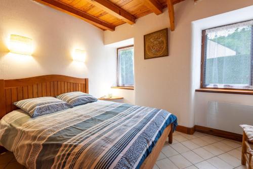 a bedroom with a large bed in a room at Gîte Gîtes de France 2/3 personnes à Malecombe in Cubières