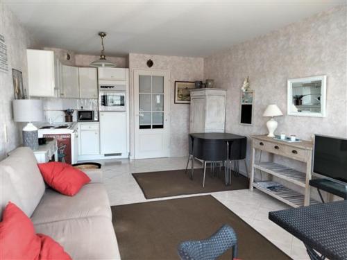 un salon avec un canapé et une cuisine dans l'établissement Studio Alcôve - Face au Chenal, 50m Plage/Port, 700m Centre-Ville, Capacité 3 pers., Confort Moderne - FR-1-331-202, à Les Sables-dʼOlonne