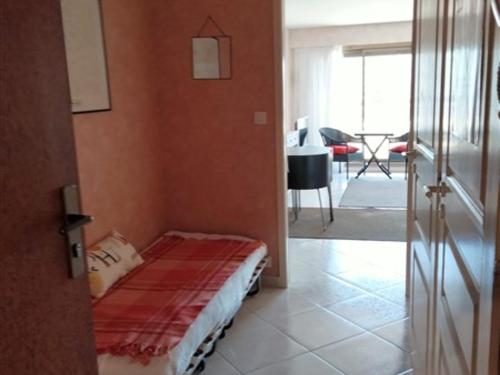 une chambre avec un lit et un salon dans l'établissement Studio Alcôve - Face au Chenal, 50m Plage/Port, 700m Centre-Ville, Capacité 3 pers., Confort Moderne - FR-1-331-202, à Les Sables-dʼOlonne