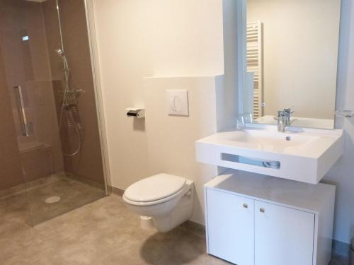 a bathroom with a toilet and a sink and a shower at Appartement PMR 2 Chambres, Face Plage, Piscine, Balcon, Pour 6 Personnes, Animaux Admis - FR-1-194-222 in La Tranche-sur-Mer