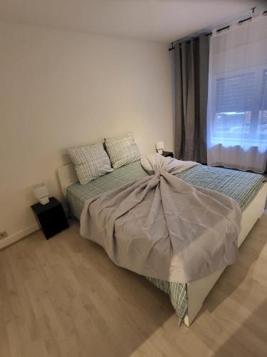 a bedroom with a large bed and a window at Cristina Residence - App 1 in Staden