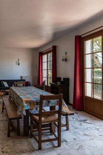 une salle à manger avec une table et des chaises dans une pièce dans l'établissement Villa a 100 m de la mer, à Six-Fours-les-Plages