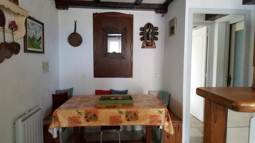 une salle à manger avec une table et une fenêtre dans l'établissement Gite au calme en campagne, à Tanneron