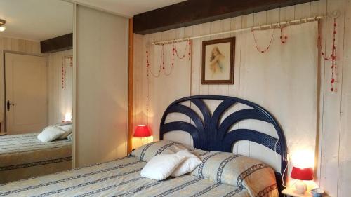 une chambre avec un lit et un miroir dans l'établissement Gite au calme en campagne, à Tanneron