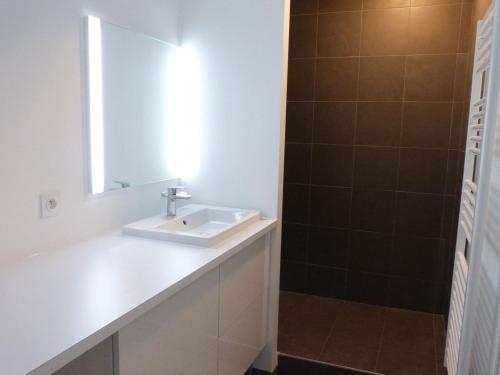 Ένα μπάνιο στο Appartement 2 chambres, balcon, piscine chauffée, accès plage, animaux admis, parking - FR-1-194-194