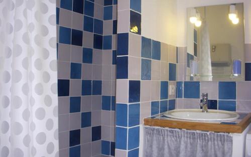 une salle de bain avec un lavabo et un miroir dans l'établissement Mourvedre, à La Cadière-dʼAzur