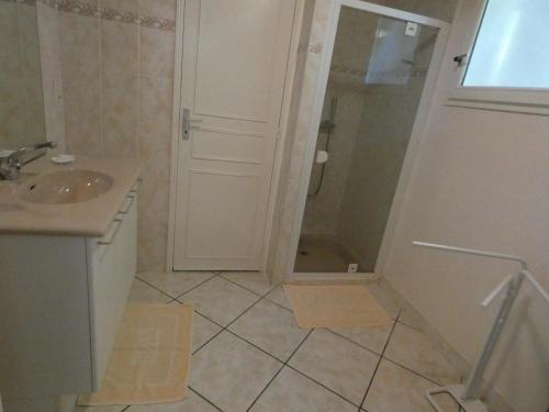 a bathroom with a sink and a shower at Rose in Biscarrosse