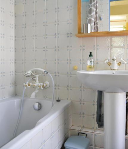 une salle de bain avec un lavabo, une baignoire et des toilettes dans l'établissement Le petit robernier, à Montfort-sur-Argens