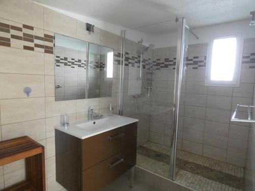 une salle de bain avec un lavabo et une douche dans l'établissement La cigale jaune a callian, à Callian