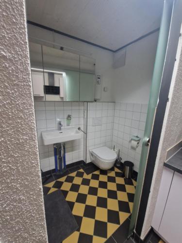 Ένα μπάνιο στο Neu renovierte Galeriewohnung in der Altstadt