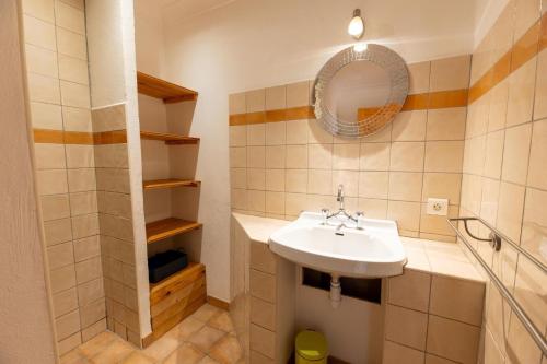 une salle de bain avec un lavabo et un miroir dans l'établissement Campagne la clape g2365, à Vinon-sur-Verdon