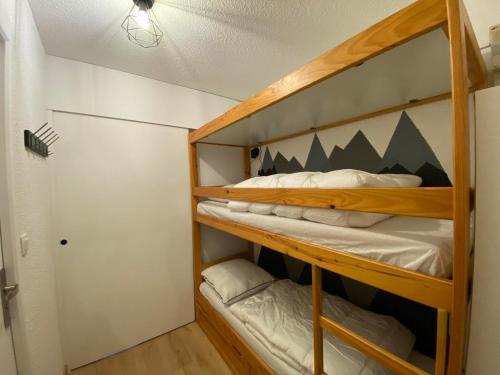 une chambre avec deux lits superposés dans l'établissement Appartement au pied des pistes, à Saint-François-Longchamp