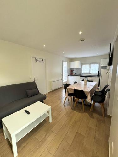 un salon avec un canapé et une table dans l'établissement Bonheur, à Sevran