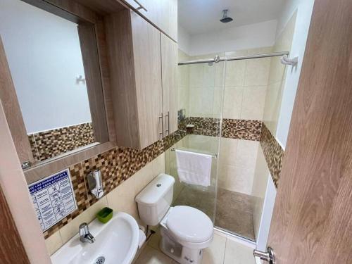 ein Badezimmer mit Toilette, Waschbecken und Dusche in der Unterkunft C311Espectacular Apartamento, Condominio Campestre in La Tebaida