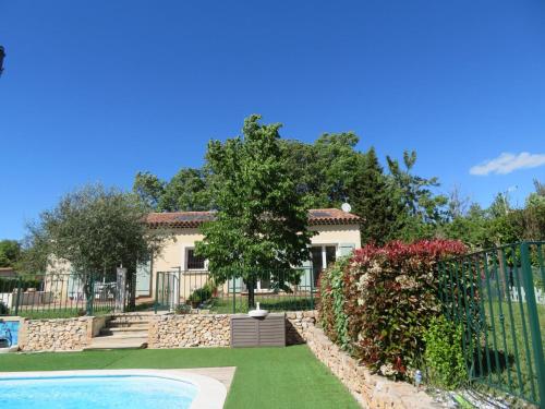 a house with a fence and a swimming pool at Les heures douces in Régusse