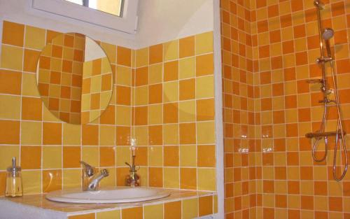 une salle de bain avec un lavabo et un miroir dans l'établissement Le bastidon des tilleuls, au Beausset