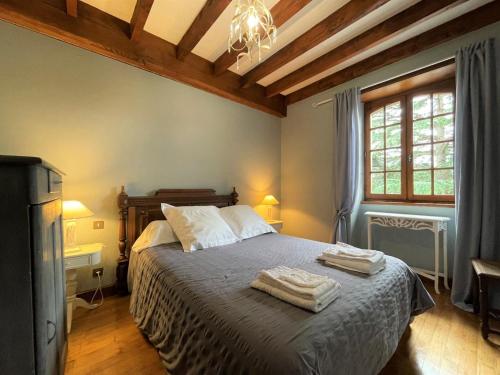 a bedroom with a bed with two towels on it at Aguerre in Lichos