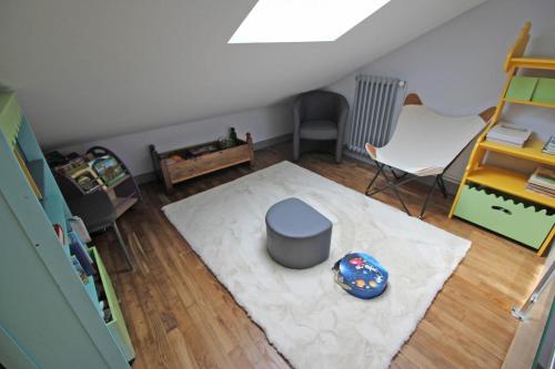a small living room with a table and a stool at Le picatao, les flamanchies in Saint-Mathieu