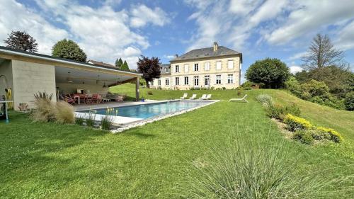 a large house with a swimming pool in the yard at Domaine de juriol - la demeure in Le Palais-sur-Vienne