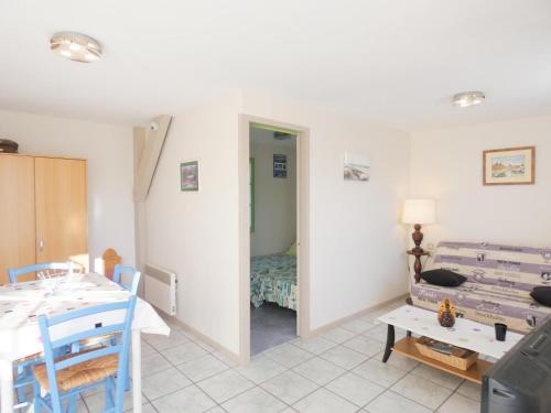 un salon avec une table et une chambre dans l'établissement Gite des pignons, à Parentis-en-Born