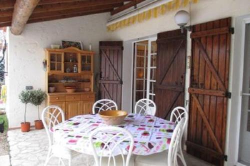 une salle à manger avec une table et des chaises blanches dans l'établissement Gite 