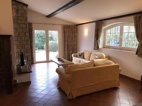 un salon avec un canapé et une télévision dans l'établissement Gite 