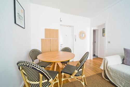 - un salon avec une table et des chaises dans l'établissement Magnifique appartement parisien, à Paris