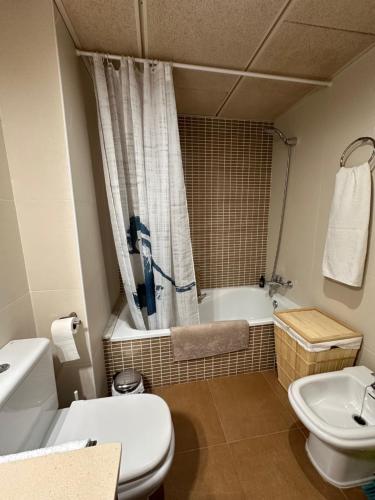 Kúpeľňa v ubytovaní PIS AMB PARQUING AL CENTRE DE PALAMóS
