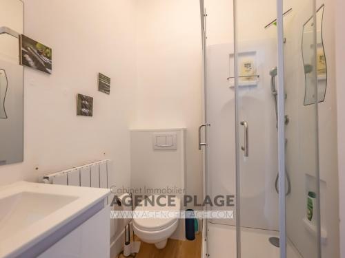 une salle de bain avec une douche, des toilettes et un lavabo dans l'établissement Maison 2 Chambres aux Sables-d'Olonne, à 100m de la Plage et du Marché Arago - FR-1-197-586, à Les Sables-dʼOlonne