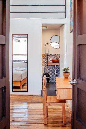 Black Llama Hostel Cuscoにあるキッチンまたは簡易キッチン