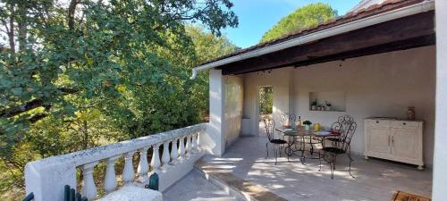 Balkón nebo terasa v ubytování Un coin tranquille