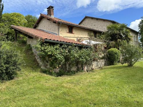 an old house with vines growing on the side of it at Le chat qui peche in Rilhac-Rancon
