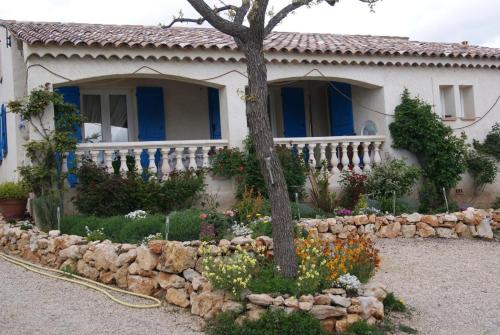 une maison avec un jardin en pierre en face dans l'établissement Gîte location de vacances : G2778, à Régusse