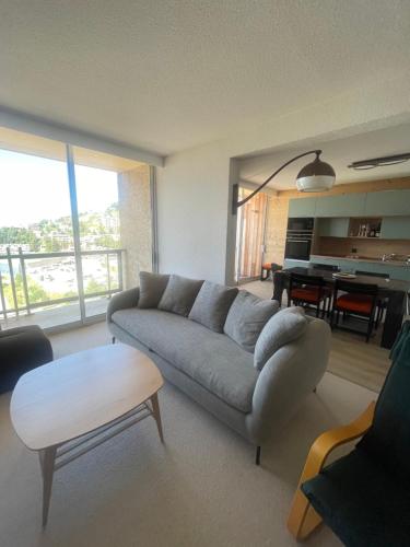 un salon avec un canapé et une table dans l'établissement Vallonpierre, à Orcières