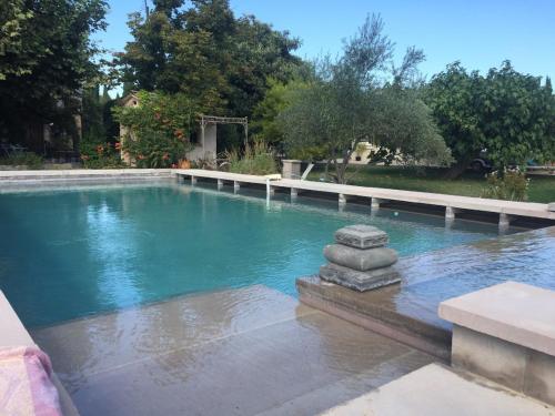une piscine avec de l'eau bleue dans une cour dans l'établissement Gite la saisonniere, au Luc