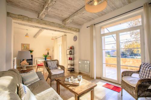 un salon avec un canapé et une table dans l'établissement La bastide d'emilie sud ouest, à Saint Antonin du Var