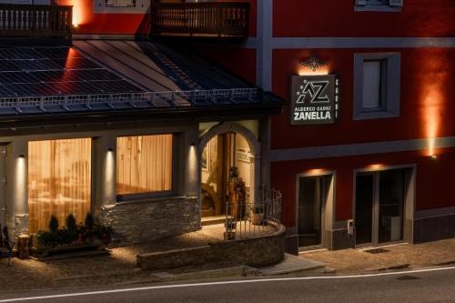 FucineにあるHotel Garnì Zanellaの側面に看板がある建物