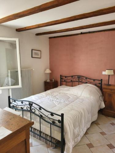 une chambre avec un grand lit et un miroir dans l'établissement Le moulin des rocs, à Rians