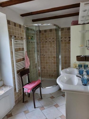 une salle de bain avec une douche, un lavabo et une baignoire dans l'établissement Le moulin des rocs, à Rians