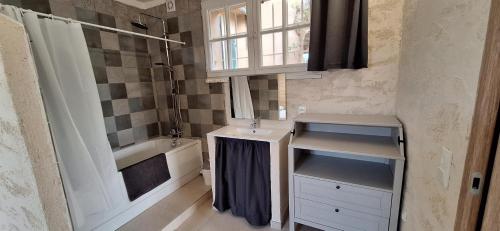 une salle de bain avec un lavabo, un miroir et une baignoire dans l'établissement Cinsault, à La Cadière-dʼAzur