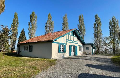 a white house with a red roof at Trebuc in Labastide-Clairence