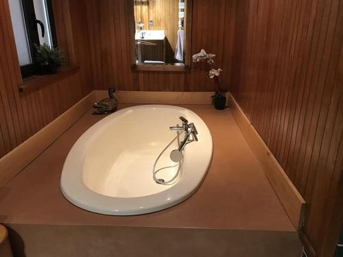 - une baignoire avec robinet dans la chambre dans l'établissement Gamate, au Plan-de-la-Tour